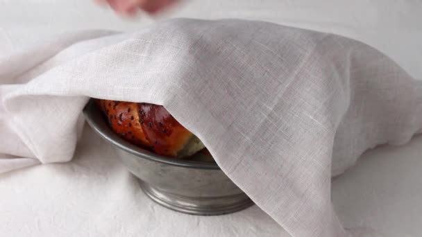Otwarcie z rocznika miski z świeże pieczone domu wykonane mini Chała chleb — Wideo stockowe