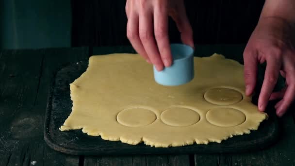 Shortbread-Kekse von Frauenhänden über alten Holztisch mit blauem Stempel mit Aufschrift selbst gemacht. über ein schwarzes Schneidebrett. dunkler rustikaler Stil. — Stockvideo