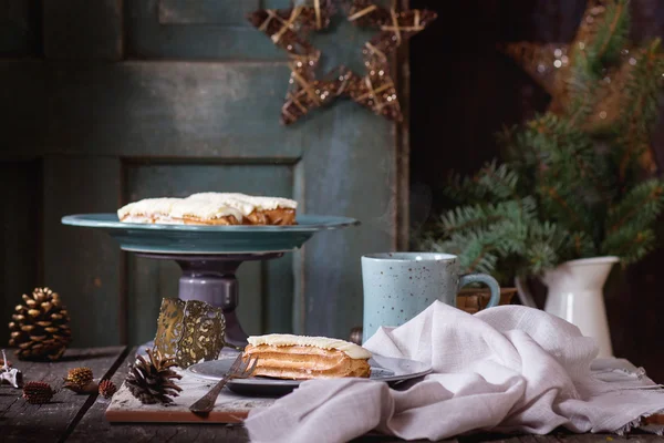 圣诞餐桌与泡芙 — 图库照片