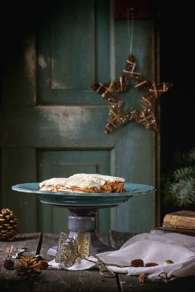 Mesa de Natal com eclairs — Fotografia de Stock