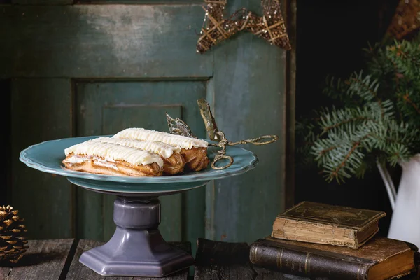 Mesa de Natal com eclairs — Fotografia de Stock