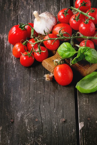 Sortimento de tomates e legumes — Fotografia de Stock