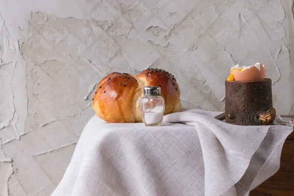 Petit déjeuner avec oeuf et pain — Photo