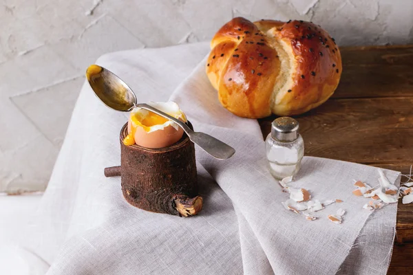 Sarapan dengan telur dan roti — Stok Foto