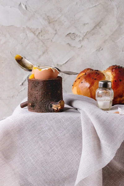 Desayuno con huevo y pan — Foto de Stock