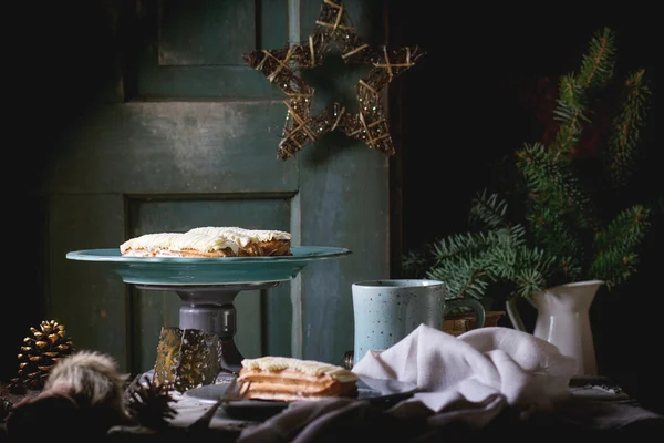 Weihnachtstisch mit Eclairs — Stockfoto