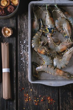 Pişmemiş Soba Erişte ve karides