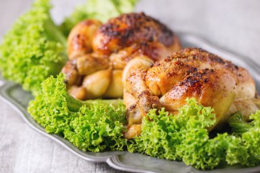 Bütün ızgara mini tavuk