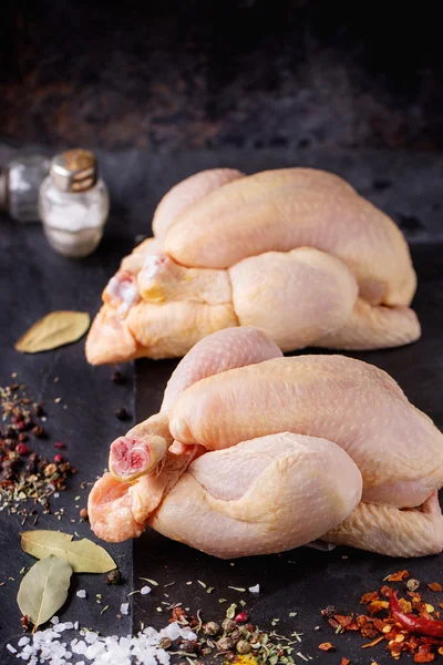 Dos pollos crudos —  Fotos de Stock