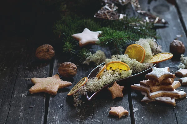 Рождественское печенье с рождественским декором — стоковое фото