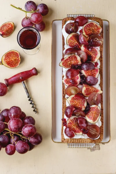 Tarta con uvas e higos —  Fotos de Stock