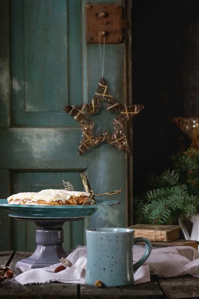 Mesa de Natal com eclairs — Fotografia de Stock