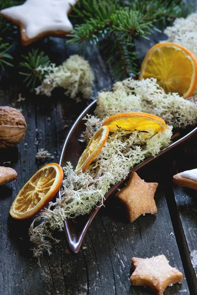 Weihnachtsplätzchen mit Weihnachtsdekor — Stockfoto