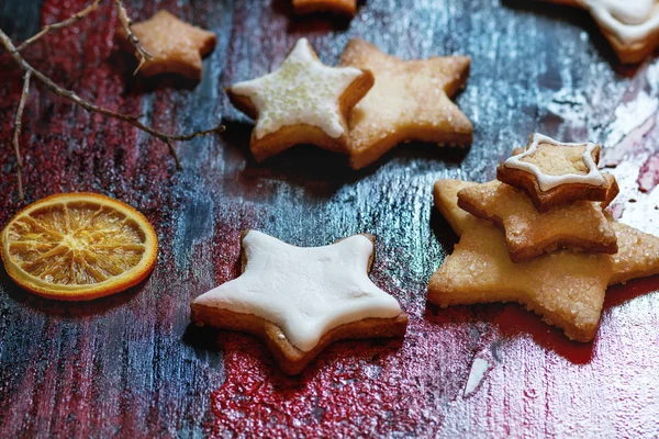 Weihnachtsplätzchen mit Weihnachtsdekor — Stockfoto