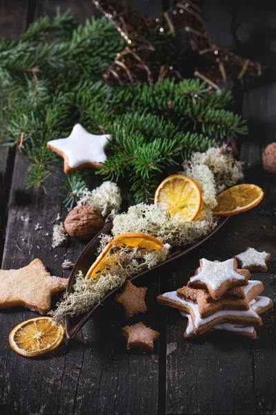 Biscotti di Natale con decorazioni natalizie — Foto Stock