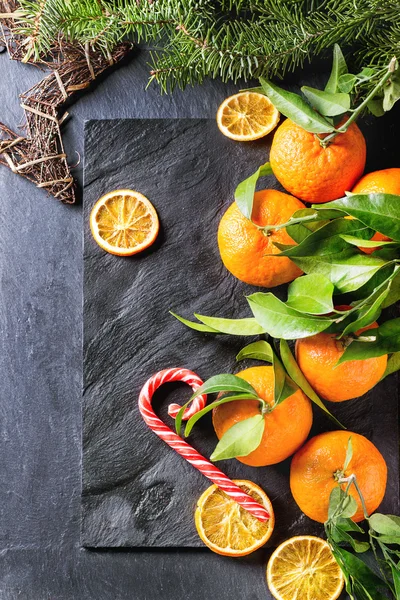 Mandarinen (Clementinen) im Weihnachtsdekor — Stockfoto