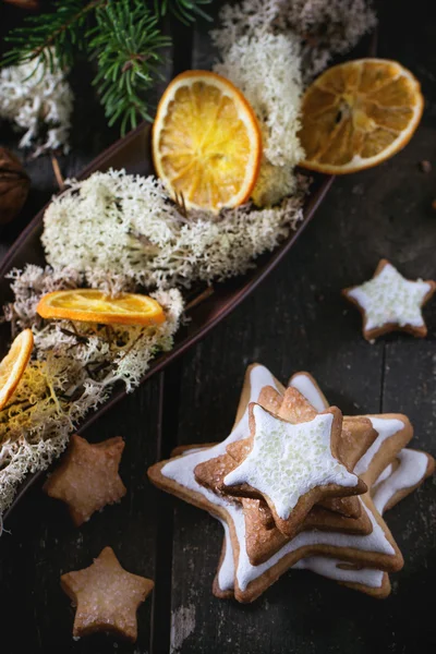 Weihnachtsplätzchen mit Weihnachtsdekor — Stockfoto