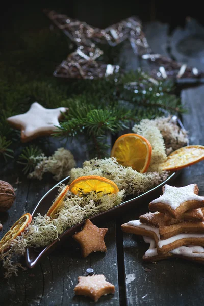 Vánoční cukroví s vánoční výzdobou — Stock fotografie