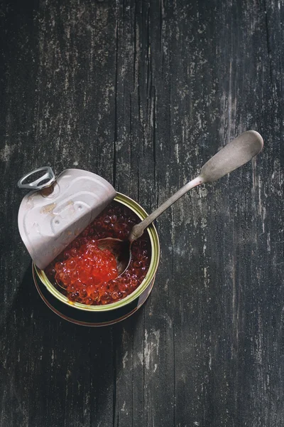 Estaño con caviar rojo — Foto de Stock