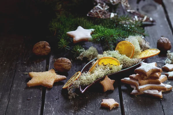 Рождественское печенье с праздничным декором — стоковое фото