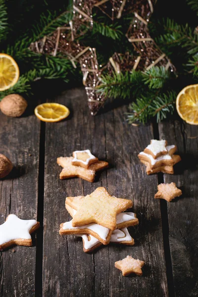 Vánoční cukroví s slavnostní výzdoba — Stock fotografie