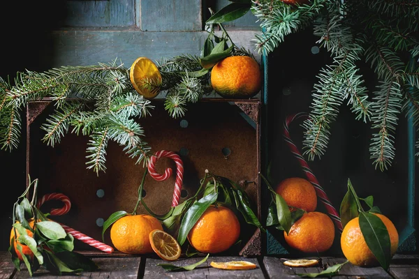 Mandarinen im Weihnachtsdekor — Stockfoto