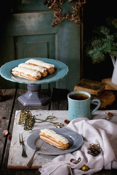 Kerst tabel met Eclairs — Stockfoto