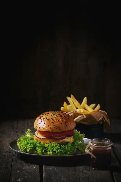 Hambúrguer caseiro com batatas fritas — Fotografia de Stock