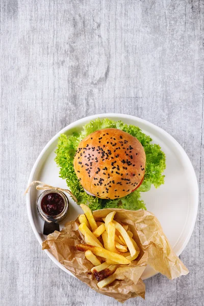 Домашний гамбургер с картошкой фри — стоковое фото