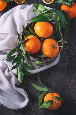 mandalina yaprakları ile