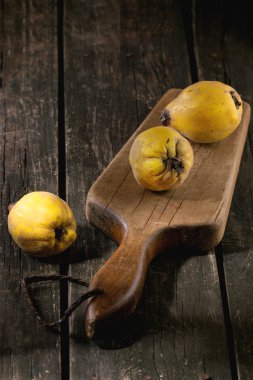 Ayvaları ahşap üzerine