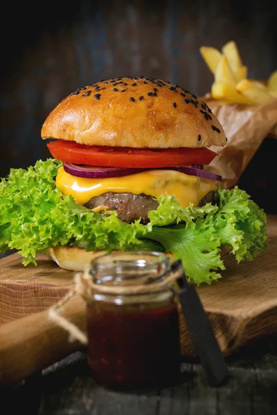 Hemlagad hamburgare med pommes frites — Stockfoto