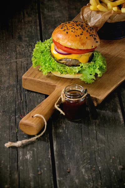 Ev yapımı hamburger patates kızartması ile