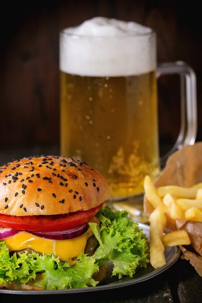 Hamburguesa casera con cerveza y patatas — Foto de Stock