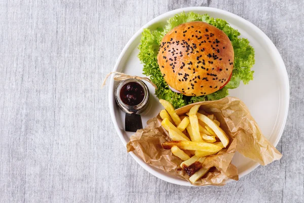 Hausgemachter Hamburger mit Pommes — Stockfoto
