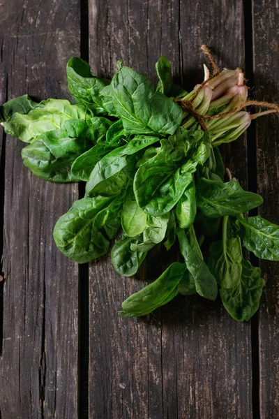 Mazzo di spinaci freschi — Foto Stock