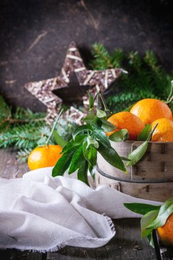 Mandalina (clementines) Noel dekor içinde