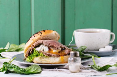 Et ve yumurta ile sandviç