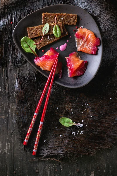 Salted salmon with beetroot — Stock Photo, Image