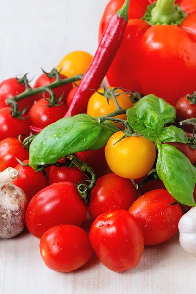 Асортимент помідорів та овочів — стокове фото