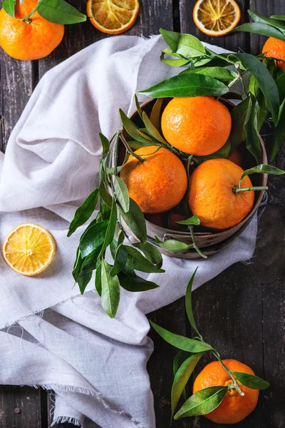 Tangerines with leaves — Stock Photo, Image