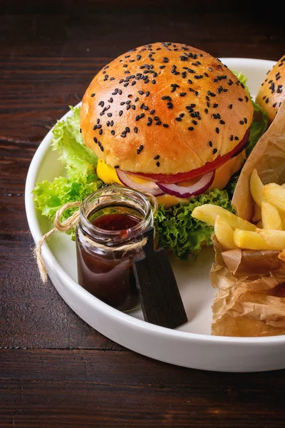 Hamburguesa casera con papas fritas — Foto de Stock