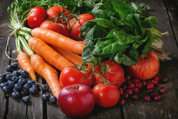 Mischung aus Obst, Gemüse und Beeren — Stockfoto