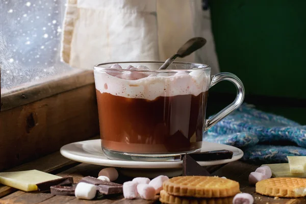 Varm choklad med marshmallows — Stockfoto