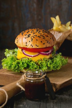 Ev yapımı hamburger patates kızartması ile