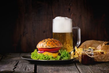 Ev yapımı hamburger bira ve patates ile