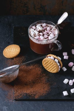 Şekerlemeli sıcak çikolata.