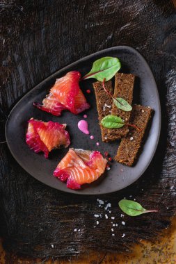 Pancar ile tuzlanmış somon 