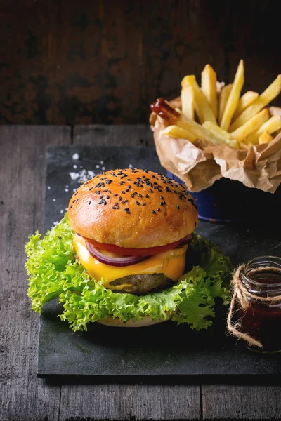 Házi hamburger, hasábburgonyával — Stock Fotó