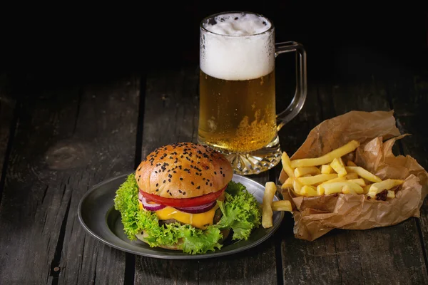 Hamburguesa casera con cerveza y patatas — Foto de Stock